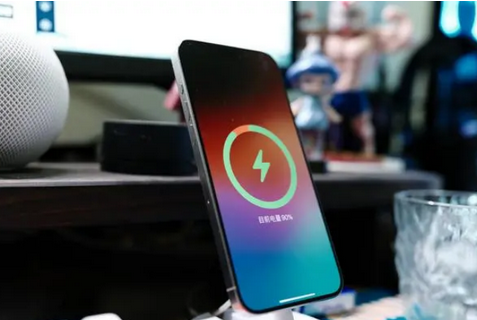 耀州苹果15换屏服务分享用什么充电器给iPhone15充电更好 